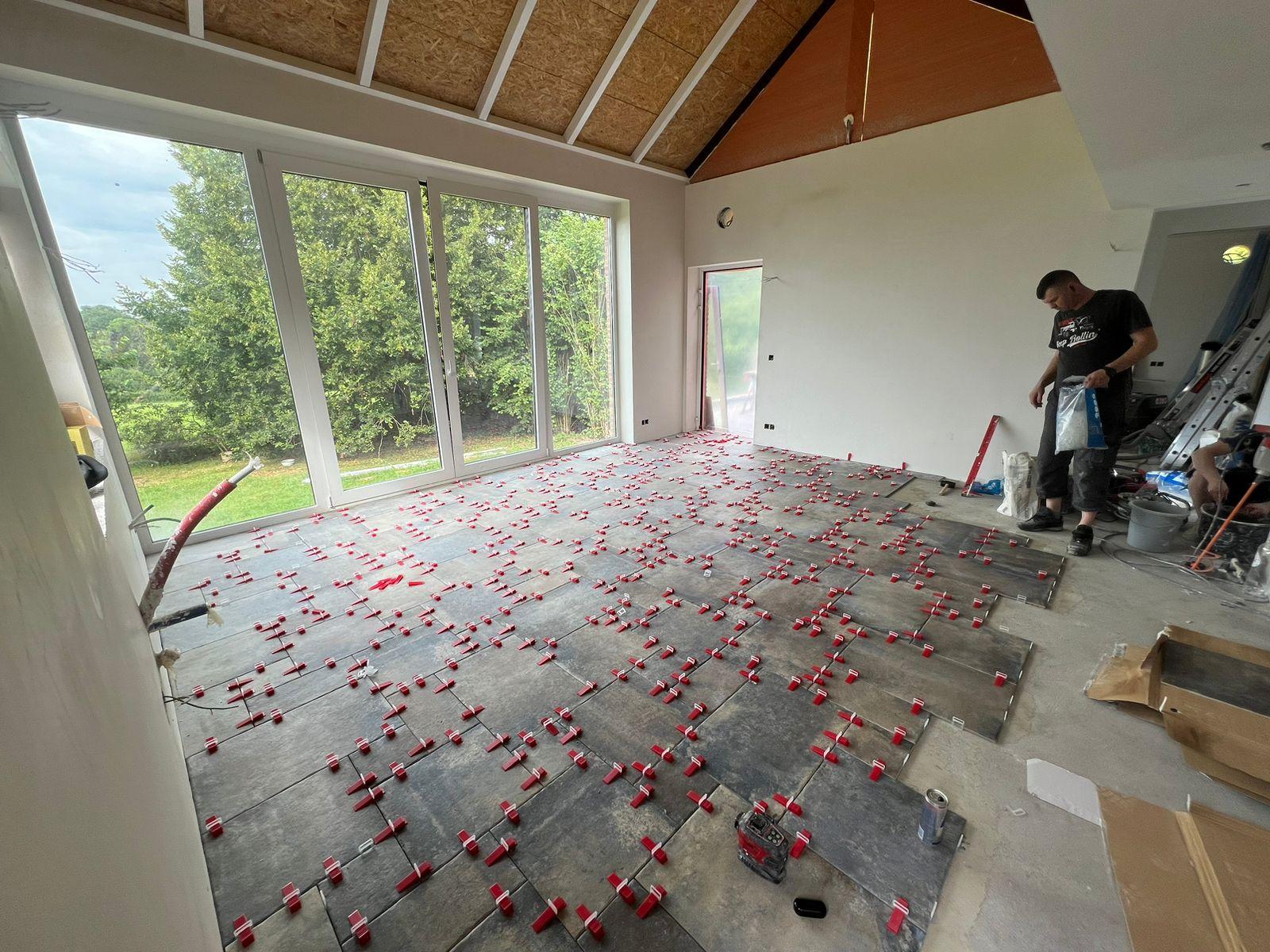 Pose de carrelage grande pièce avec baies vitrées