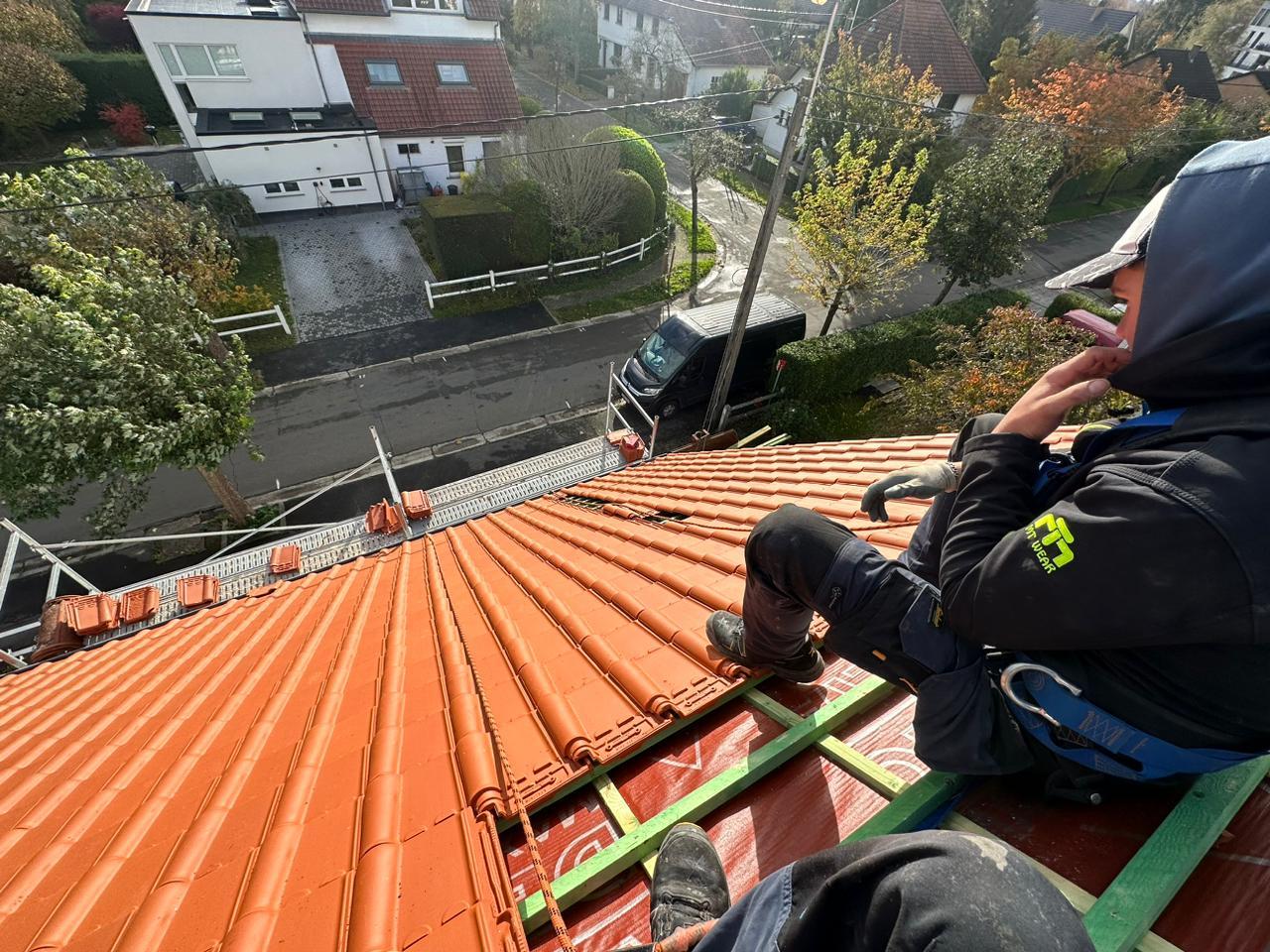 Équipe ORKU sur toiture — pose de tuiles