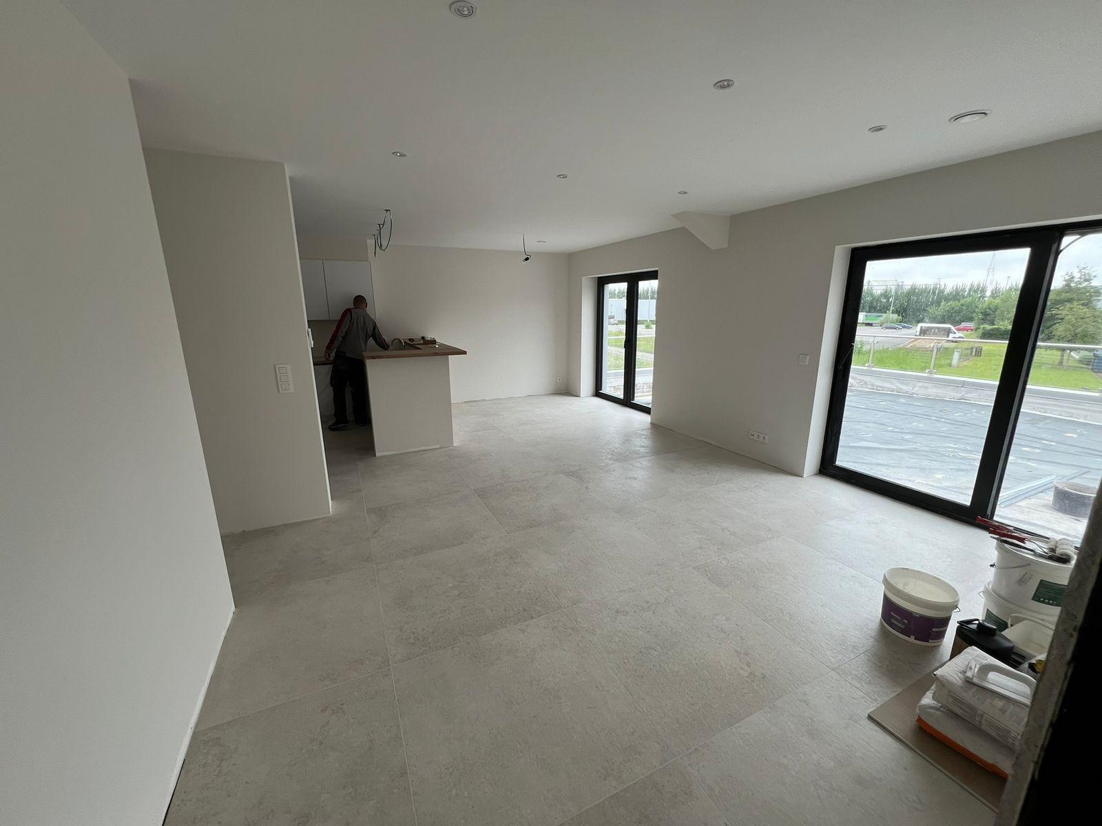 Intérieur neuf — open space lumineux