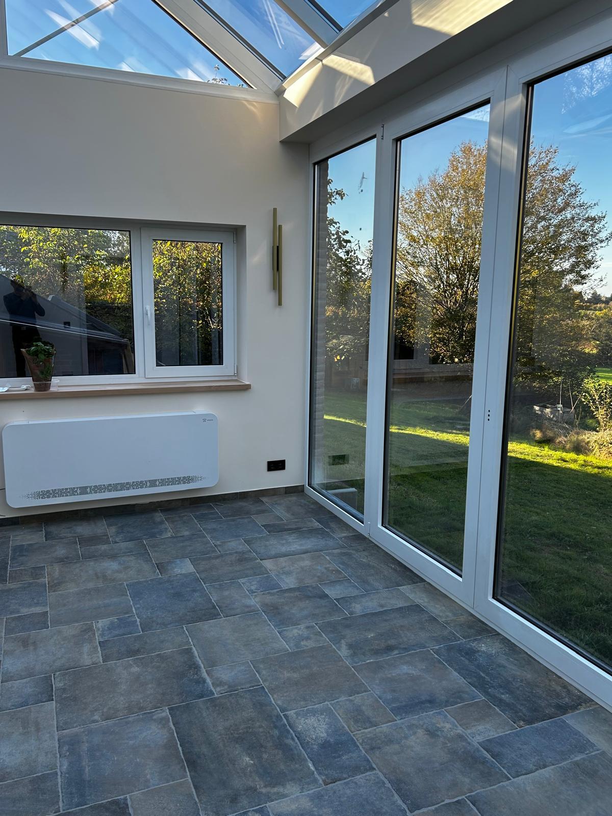 Véranda rénovée — carrelage et baies vitrées